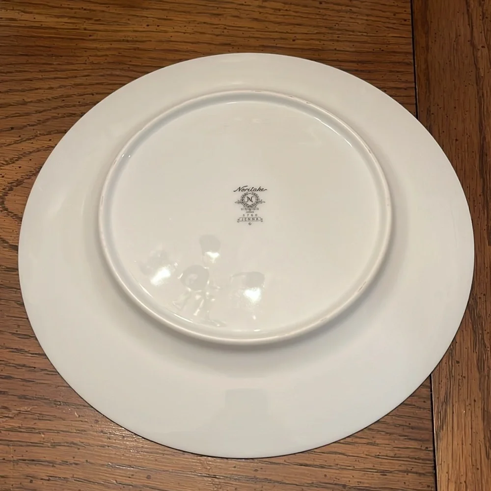 Noritake Jenna 12 five piece settings and oval vegetable‎ bowl